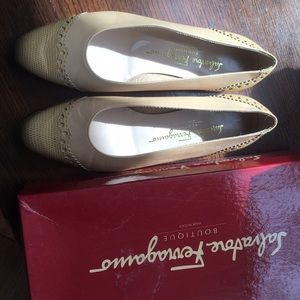 Ferragamo Beige leather flats size 7.5